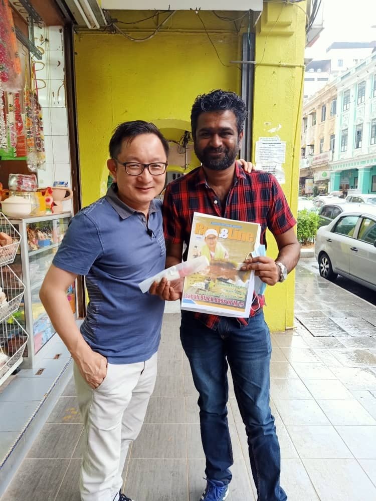 Real_VinceChin's tweet photo. Met with an old reader of my 2007 Black Bass adventure.  He won the bid for one of my lures used for my Borneo story and need to donate the winning amount to any charity that helps the poor.

#fishing #sabah #blackbass #rodandline https://t.co/0Se38cOX0h