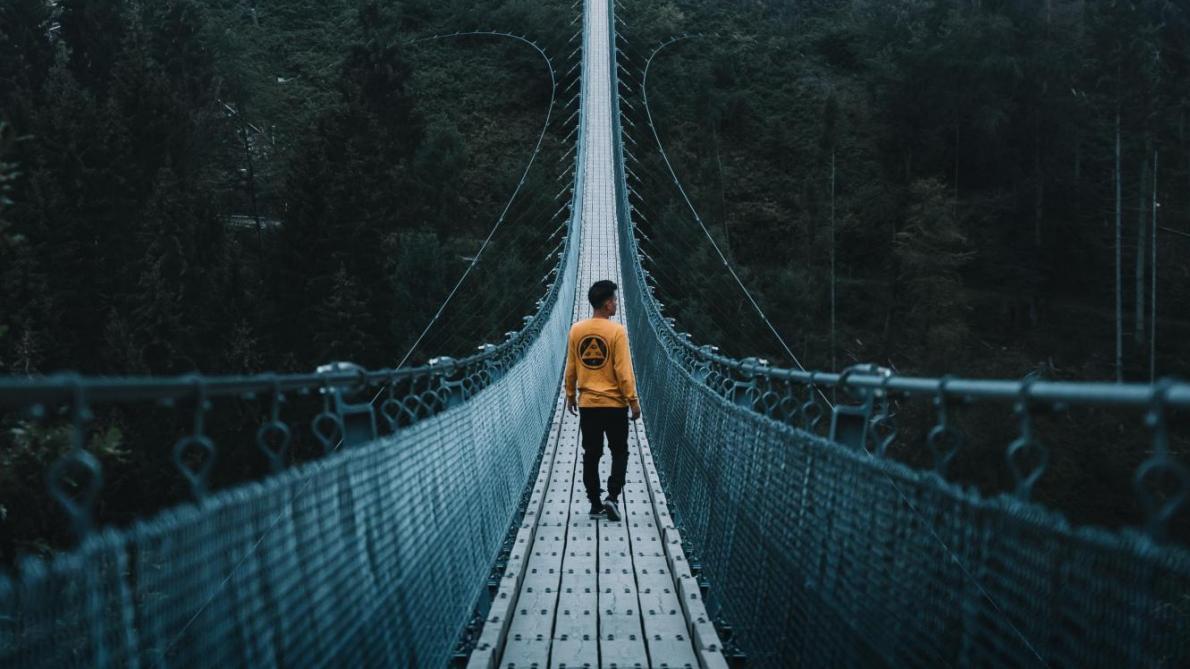 Идти с бывшим по мосту. Женщина на мосту. Двое идут по дороге. Человек на мосту. Девушка идет по мосту.