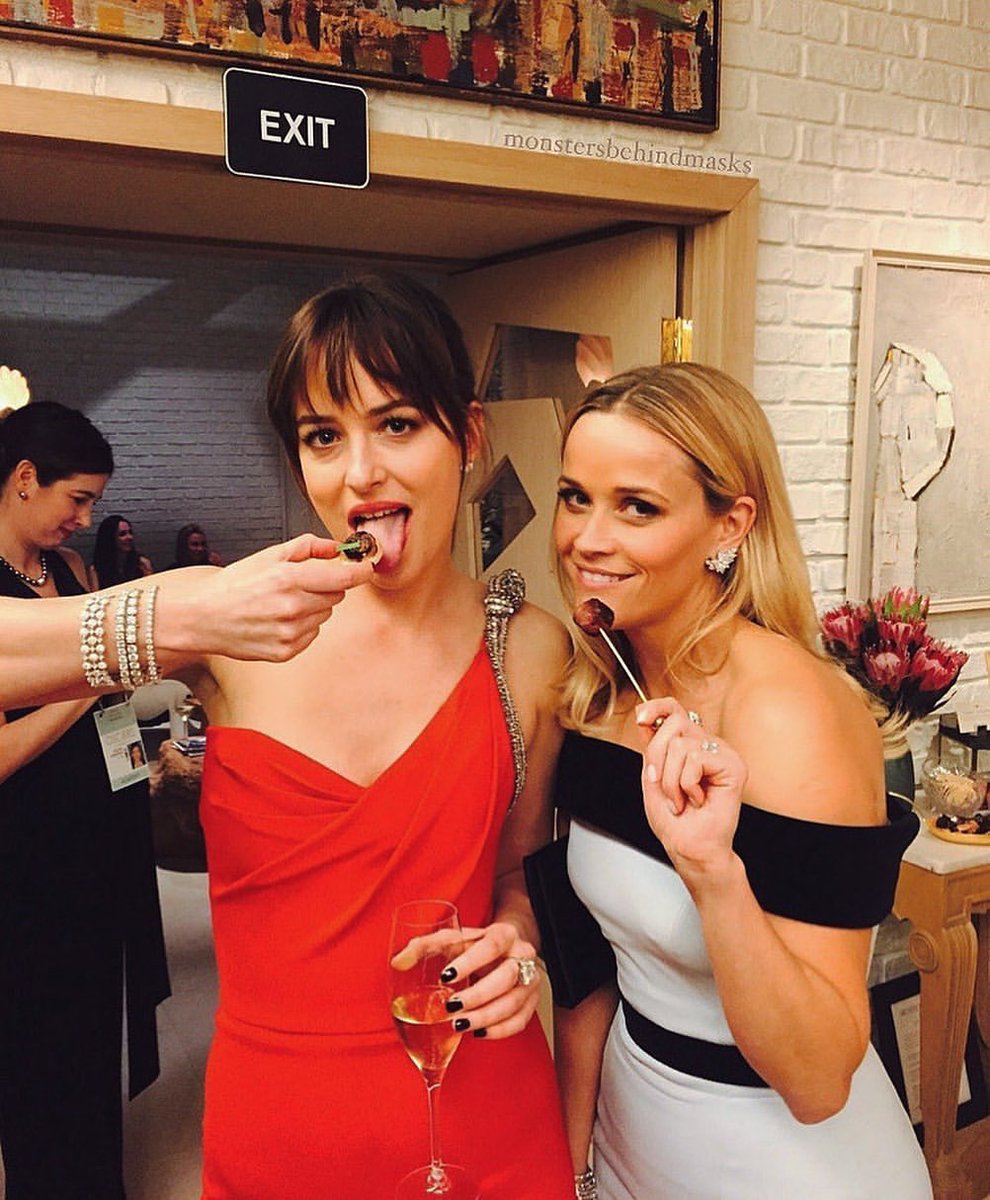 dakotaj_updates's tweet photo. NEW / OLD: Dakota and Reese Witherspoon at the Oscars on February 22nd, 2015. #DakotaJohnson

📸 monstersbehindmasks IG https://t.co/NnpuvxS87M