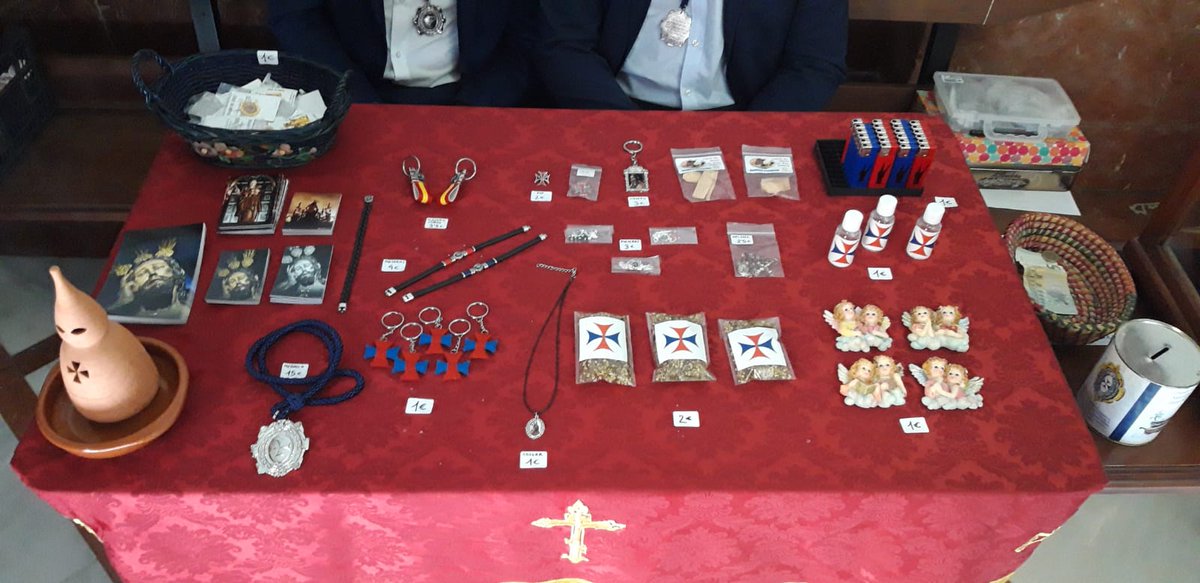 👦🏻 Nuestros jóvenes (<a href="/JTrinitaria/">Juventud Trinitaria</a>) en la mesa del merchandising. 

#Cuaresma2021