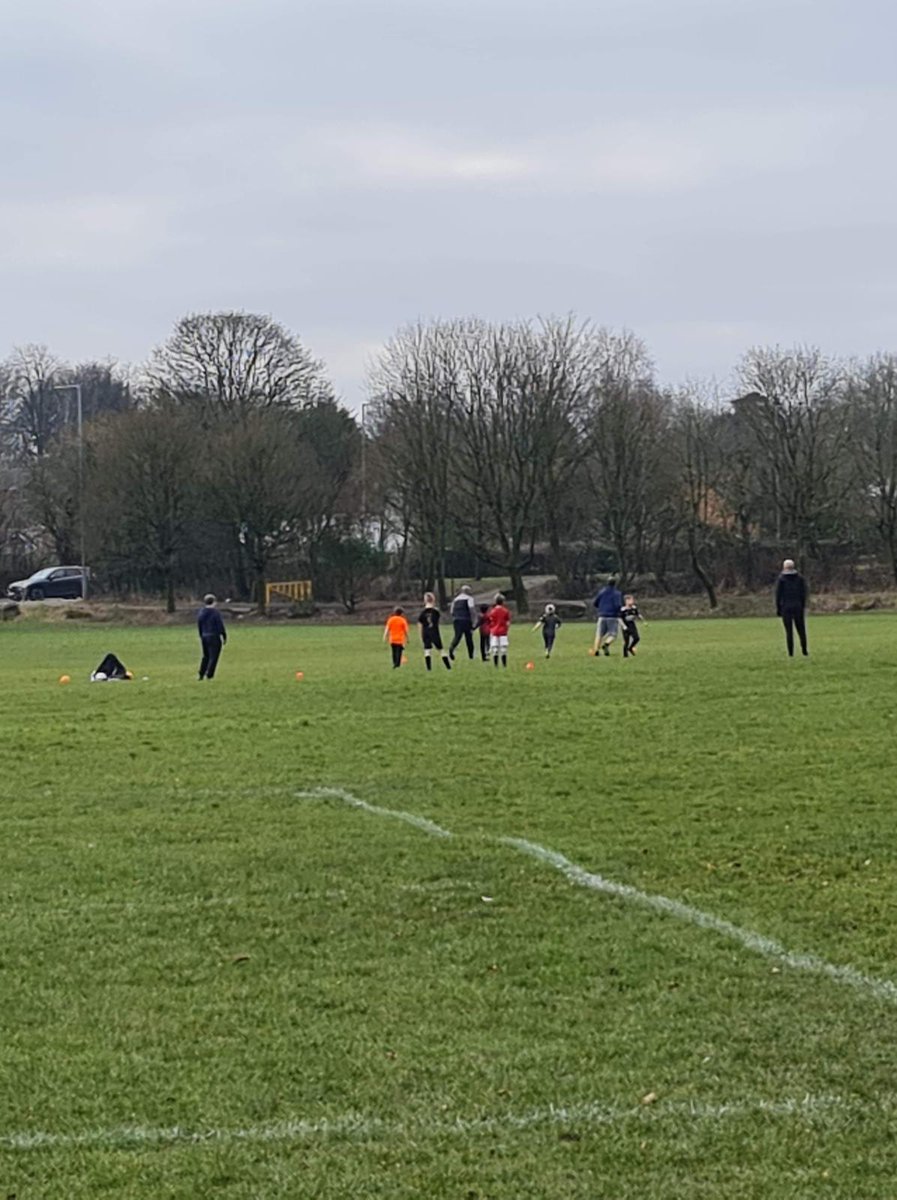 Organised training session in the park yesterday. Why cant people respect the lockdown and wait. <a href="/OfficialBBDFL/">Bolton, Bury & District Football League</a> <a href="/CPLGrassrootsUK/">Community Partnership League</a> <a href="/LancashireFA/">Lancashire FA</a>