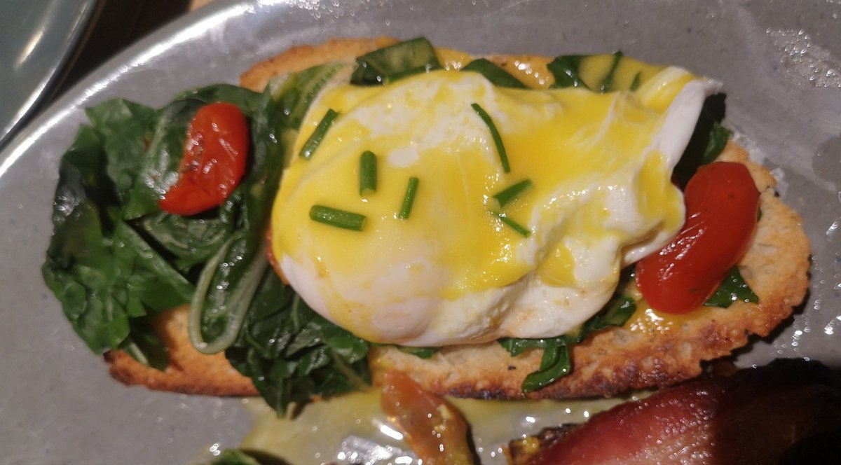 Thanda9's tweet photo. @WOOLWORTHS_SA I'm no chef, but is hollandaise sauce suppose to be this runny? https://t.co/0DL6pgo1Xz