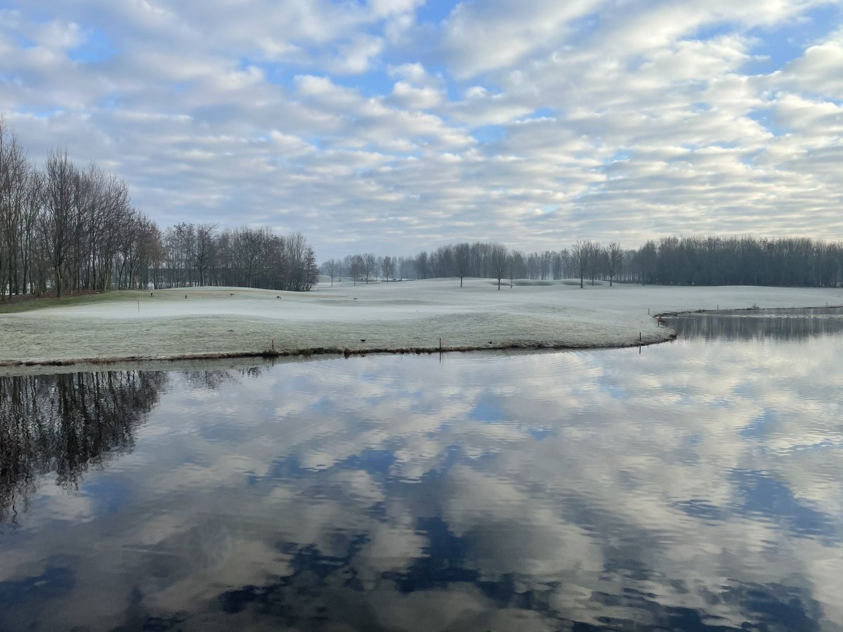 De wereld (de natuur) op z’n kop 😄.