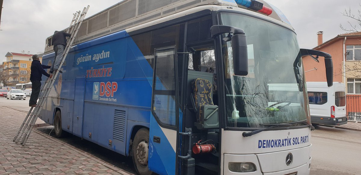 DSP'nin emekçileri işbaşında. Otobüsümüzün ses sistemini elden geçiriyorlar. Yollara düşme vaktidir..