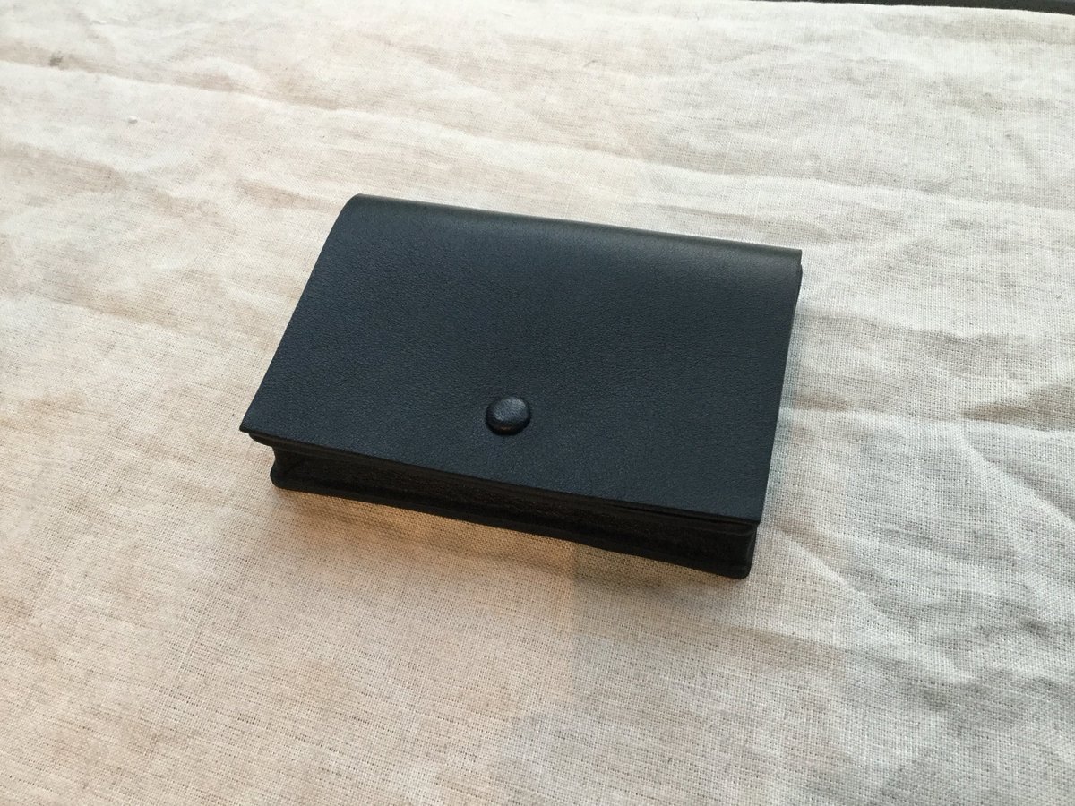confect_nagoya's tweet photo. 【select brand】

“Aeta / CARD CASE ”

https://t.co/IsXxhkd3Xq

収納スペースは１つのみというシンプルな構造。

日常使いは勿論ですが、ビジネスシーンでの名刺入れとしても活躍するアイテムです。 

#aeta
#nestrobe
#CONFECT
#名古屋
#愛知 https://t.co/2UmS4tis1v