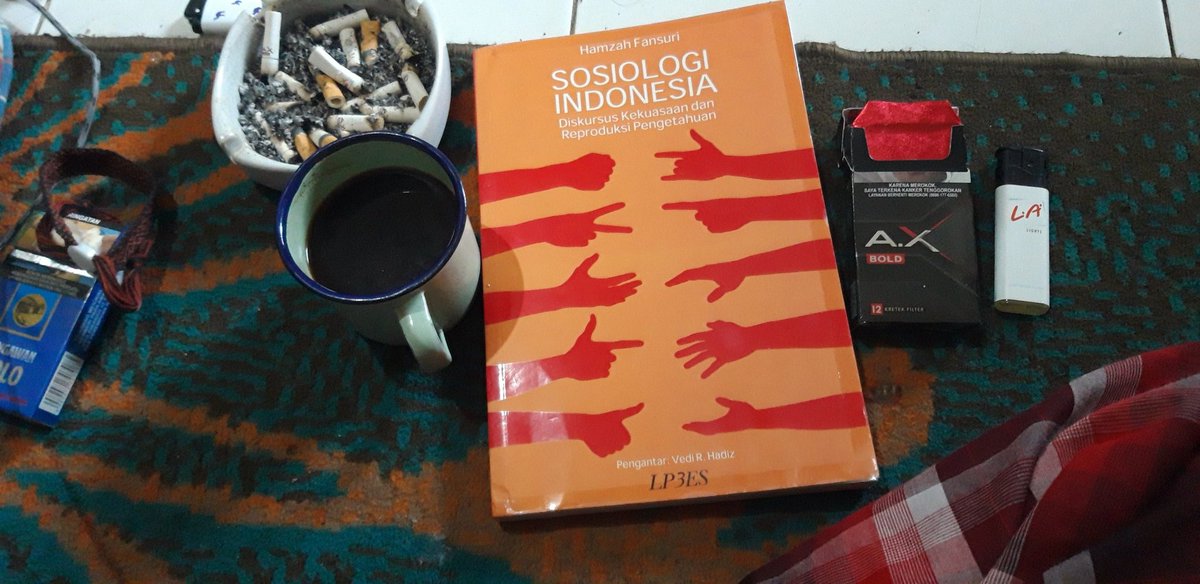 BuntuLiterasi's tweet photo. Yaampun baca buku imiah itu mani riweuh. Ini disertasinya Hamzah Fansuri di UGM. BAB 1 wae bikin aing keleyengan 😂 https://t.co/ffy3jYMmdq