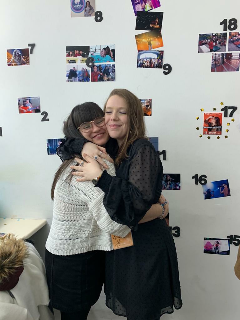 crxslj's tweet photo. Hace 1 año juntas. Hace 1 año me estaba recorriendo media península para dar el abrazo más fuerte de mi vida. Hace 1 año nos cantamos tantas cosas bonitas, @soynoeliafranco. Hace 1 año de todo lo que sabemos y quiero volver. 💙 @laaurab97 @cutenerea @MiriamNovillo @Leimur1 https://t.co/R2fn2aWQ1p