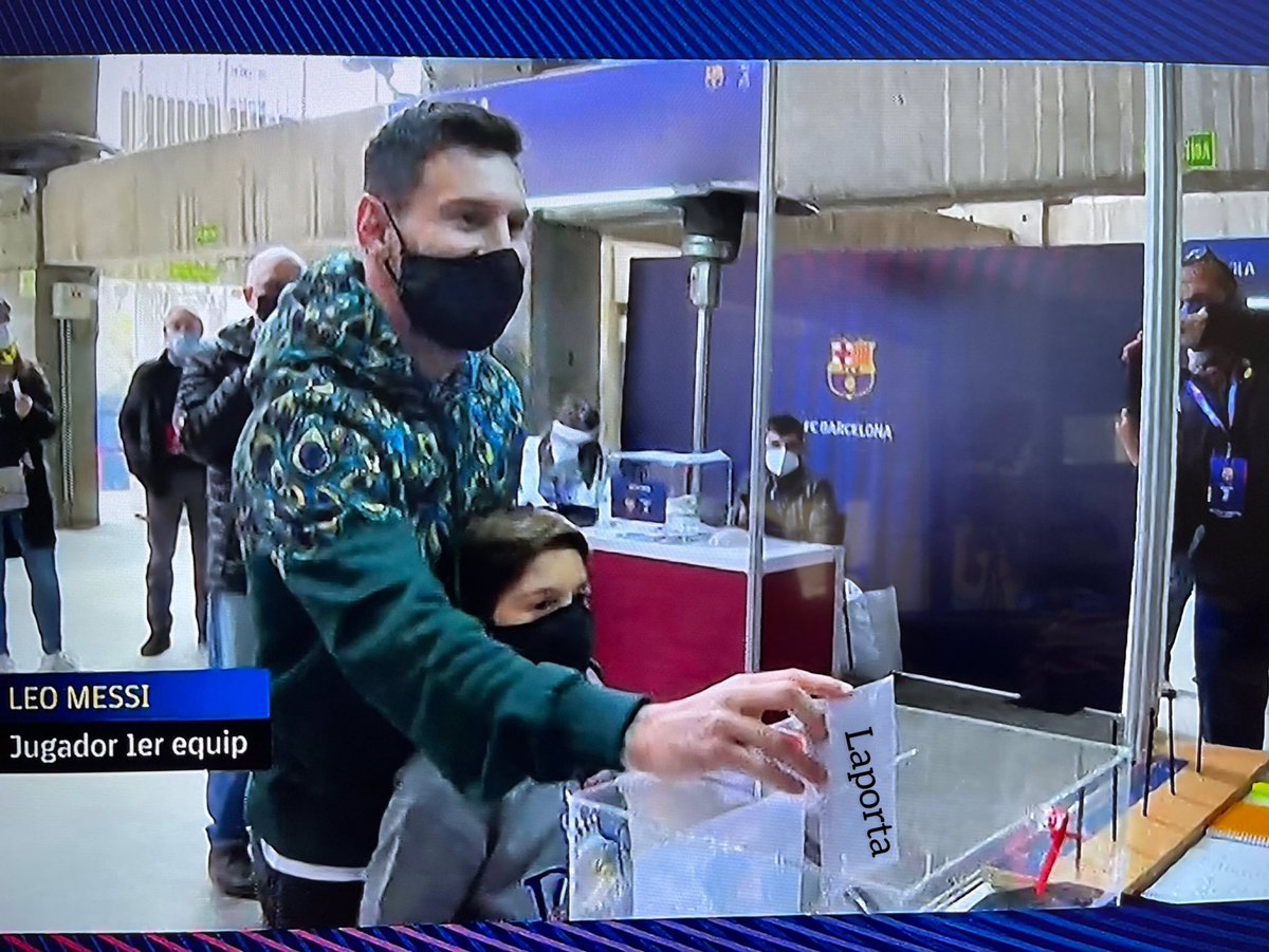 Игроки заметили. Месси замечен в аэропорте Каталонии. Месси прилетел в Барселону с семьёй и 15 чемоданами.