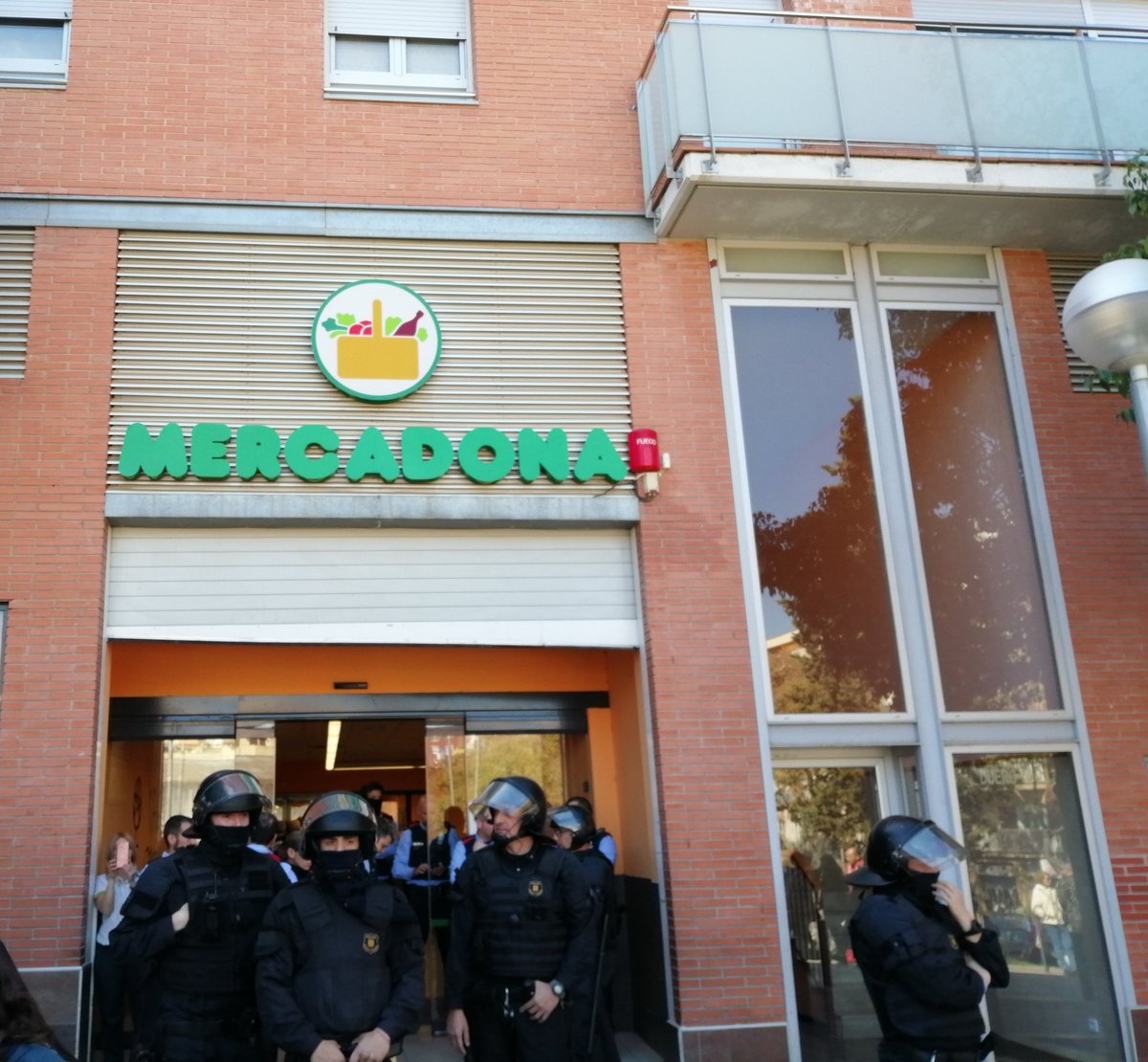 🔺 Quan, demà, els propietaris de grans empreses i els responsables polítics es vesteixin de lila i parlin de feminisme, recordeu aquestes imatges.

#8demarç 2019: la policia del <a href="/govern/">Govern de Catalunya</a> va carregar, retenir-nos, identificar-nos i portar-nos a judici.

#PerseguintElFeminisme