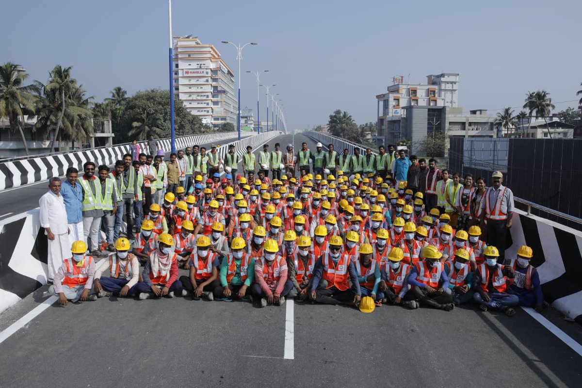 pinarayivijayan's tweet photo. It is the sweat and toil of workers that make every development project possible. They gave life to the dreams of this Government. We were able to reconstruct the Palarivattom flyover in record time only because of the dedication of 100s of workers. We slaute them! https://t.co/1LP2220se4