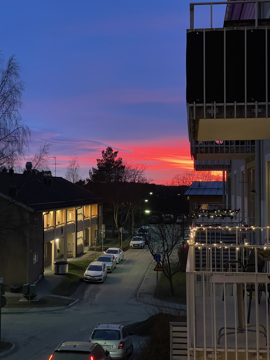 Angelo_Guad's tweet photo. View from the balcony! 😲
#NoFilters #SunsetSky #onlySweden #2daysago #likefire https://t.co/666kl9fqMd