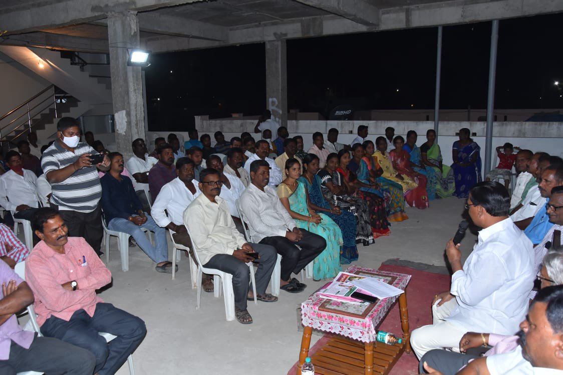 వనపర్తి మండలం నాగవరం గ్రామంలో పల్లెనిద్రకు హాజరయిన సంధర్భంగా పట్టభద్రులతో సమావేశమైన రాష్ట్ర వ్యవసాయ శాఖా మంత్రి <a href="/SingireddyTRS/">Singireddy Niranjan Reddy</a> గారు