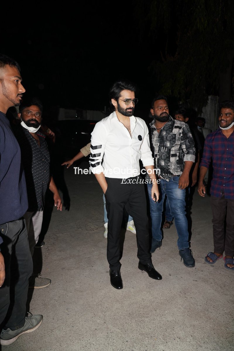 Ustad @ramsayz Arrives 🔥 at #GaaliSampathPreReleaseEvent !!

#GaaliSampath #DrRajendraPrasad @AnilRavipudi @sreevishnuoffl @lovelysingh0508 @YoursSKrishna #Anish @achurajamani @ramjowrites @Shine_Screens @imagesparkent