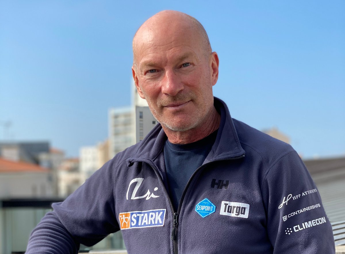 lentopostifi's tweet image. Haastattelimme seikkailija @arihuusela'a huiman #VG2020 kisan jälkeen. Edessä totuttautuminen arkeen ja toiveena paluu taivaalle Airbusin ohjaimiin. Lue 7.3. päivitetty artikkelimme huimasta yksinpurjehduksesta maailman ympäri. 
lentoposti.fi/artikkelit/ari… #purjehdus #avgeek #ilmailu