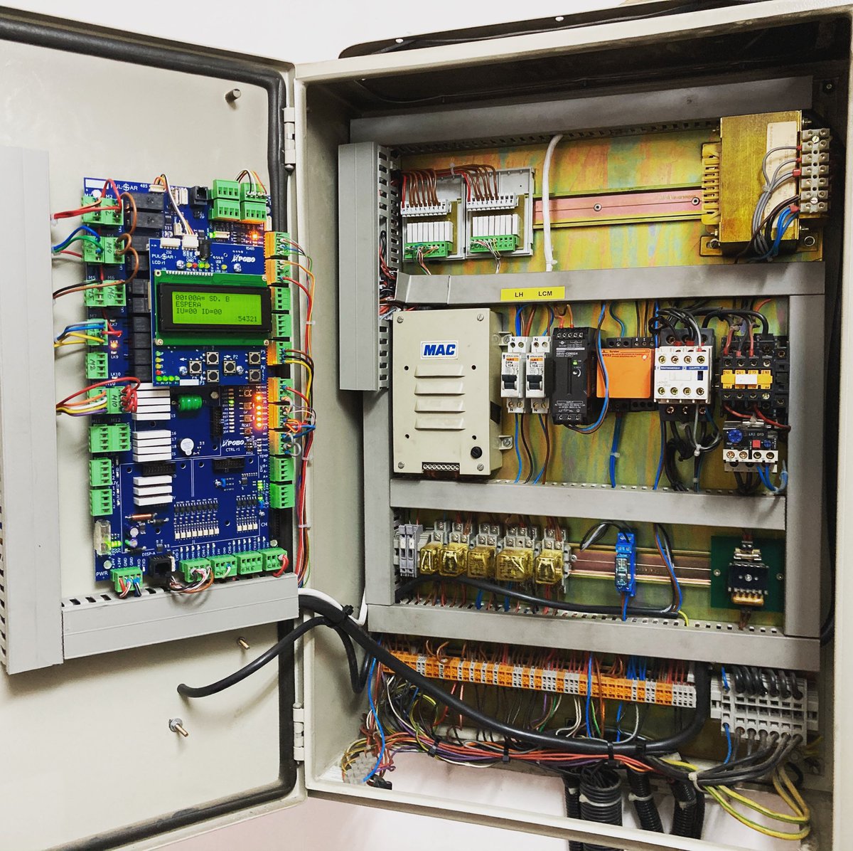 elevamon_of's tweet image. Hace unos 20 años, las modernizaciones de ascensores se hacían con PLC. Por eso te ofrecemos una opción asequible sin tener que sustituir el cuadro de maniobra completo. 
Cambiamos tu viejo PLC por una placa electrónica con toda la tecnología de este siglo 😎😁