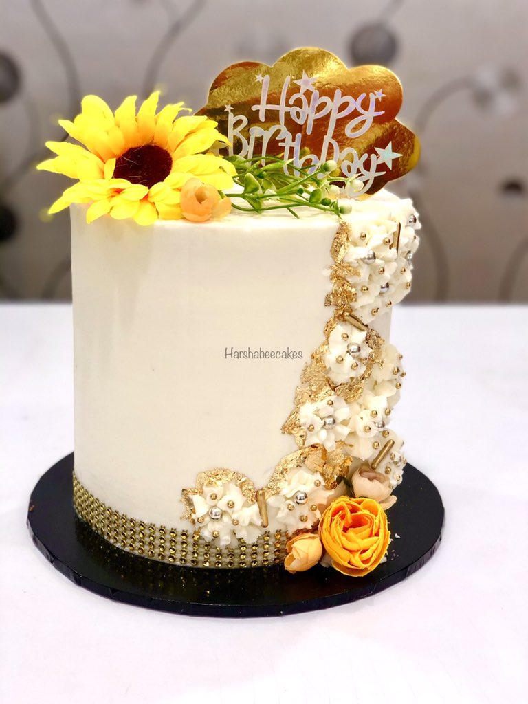 Harshabeecakes's tweet image. The power of yellow 💛

Yellow, the color of sunshine, hope, and happiness. 

It gives confidence and brings creativity, joy to our hearts and lift up our spirits. 

#harshabeecakes #power #yellowcake 
#lagosbaker #yellowmellow #ikorodubaker
#cakesinlagos 
#baker