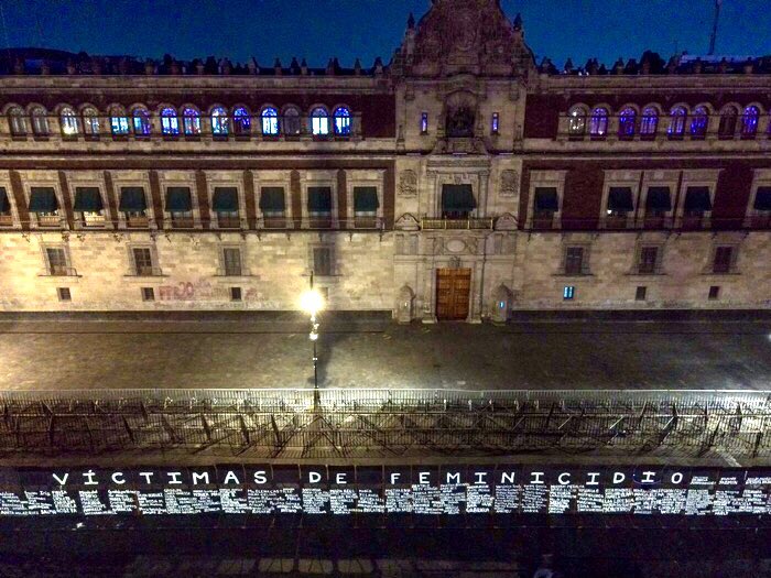 lfqueretaro's tweet photo. Anoche un grupo de mujeres pintaron nombres de víctimas de feminicidio sobre las vallas que se colocaron protegiendo Palacio Nacional / Foto: El Heraldo de México https://t.co/BHRRwULIh8