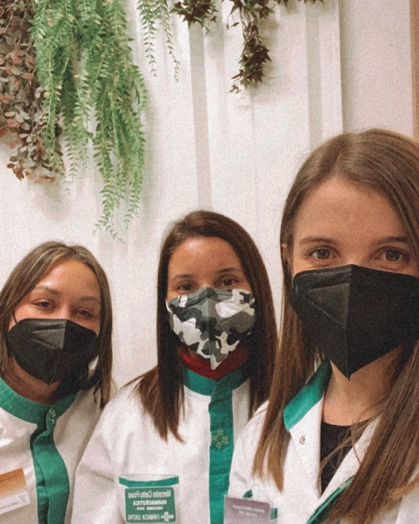 EnFeminas's tweet photo. De esquerda a dereita son: Yéssica, Merchi e Andrea. Traballan na #farmaciaCastro, de #Caleiro, Vilanova. Merchi é unha das #propietarias xunto coa súa irmá, Lidia.
"Esta farmacia participa no
CRIBADO COVID GRATUITO" https://t.co/apM5iR0NW8