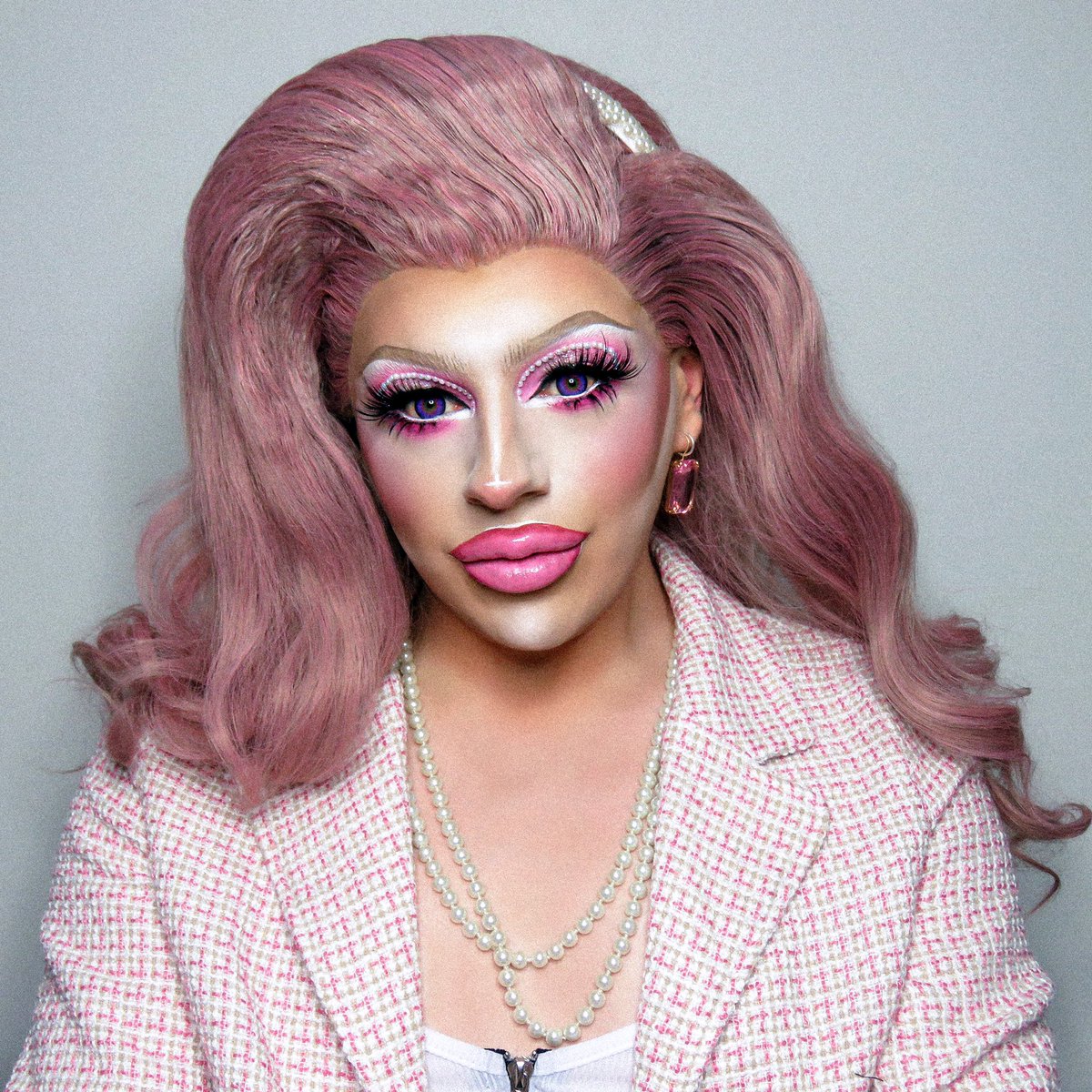 madissonblu's tweet image. pink and pearls 💕 using @beautybay x @MMMMITCHELL collab palette instagram.com/p/CMH0P3DpkmD/…