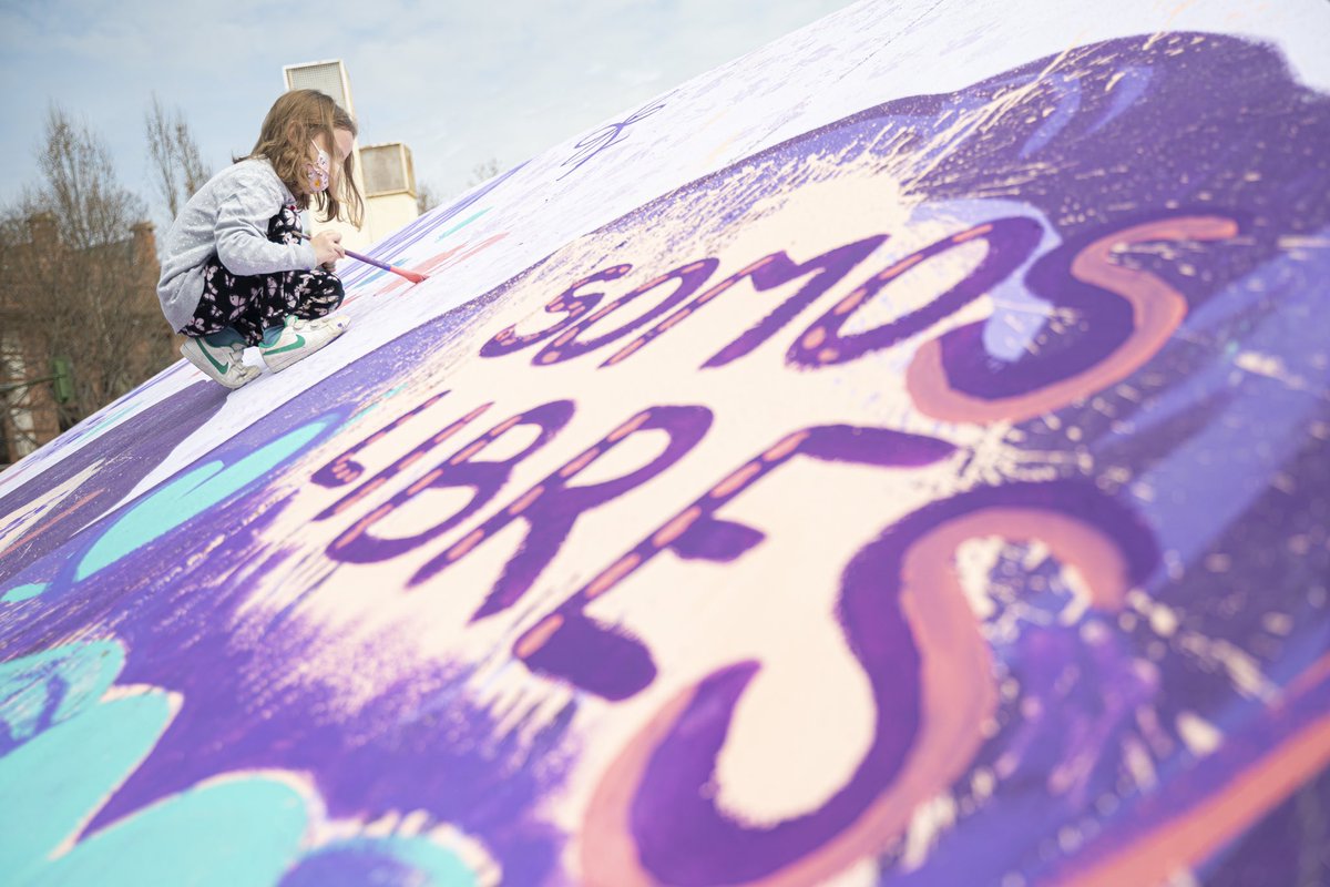 AlekoAlvarez's tweet photo. ACCIÓN/REACCIÓN 💜
Así ha respondido el barrio a los ataques de esta noche al mural “MUJERES CAMBIANDO EL MUNDO” de Alcalá de Henares.

#8m2021 https://t.co/OXQMCHahAM