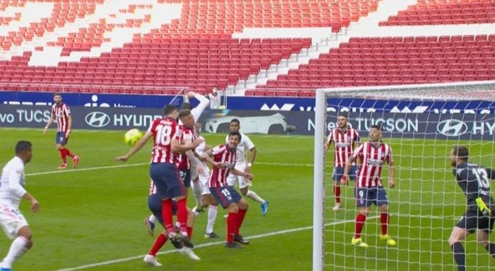 _paachoo_'s tweet photo. Llegaba Casemiro SOLO por detrás para meterla, le cambia con el BRAZO la trayectoria al balón para que no remate a placer.
VAYA ROBO https://t.co/ExgwOi6coq