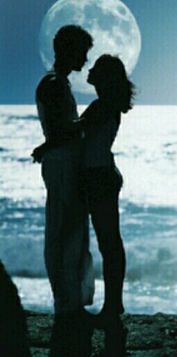 ركعت لأداء الفروض امتثالُ
ما تركت غيرها للفرض مجالُ

استأثرت بالمحراب انفراداً
واستأنفتِ العبادة اكتمالُ

طوقها الحرف بساخن نصّهِ
.وتدفق شعرا..ً فاضَ جمالُ

داخَلها بشوق الحرف ارتياحٌ
والحرف بشموخ الحب يختالُ

مالت لنوبة الجنون ثائرةً
والعين ترمقُ نكوصاً وإقبالُ
#عراق