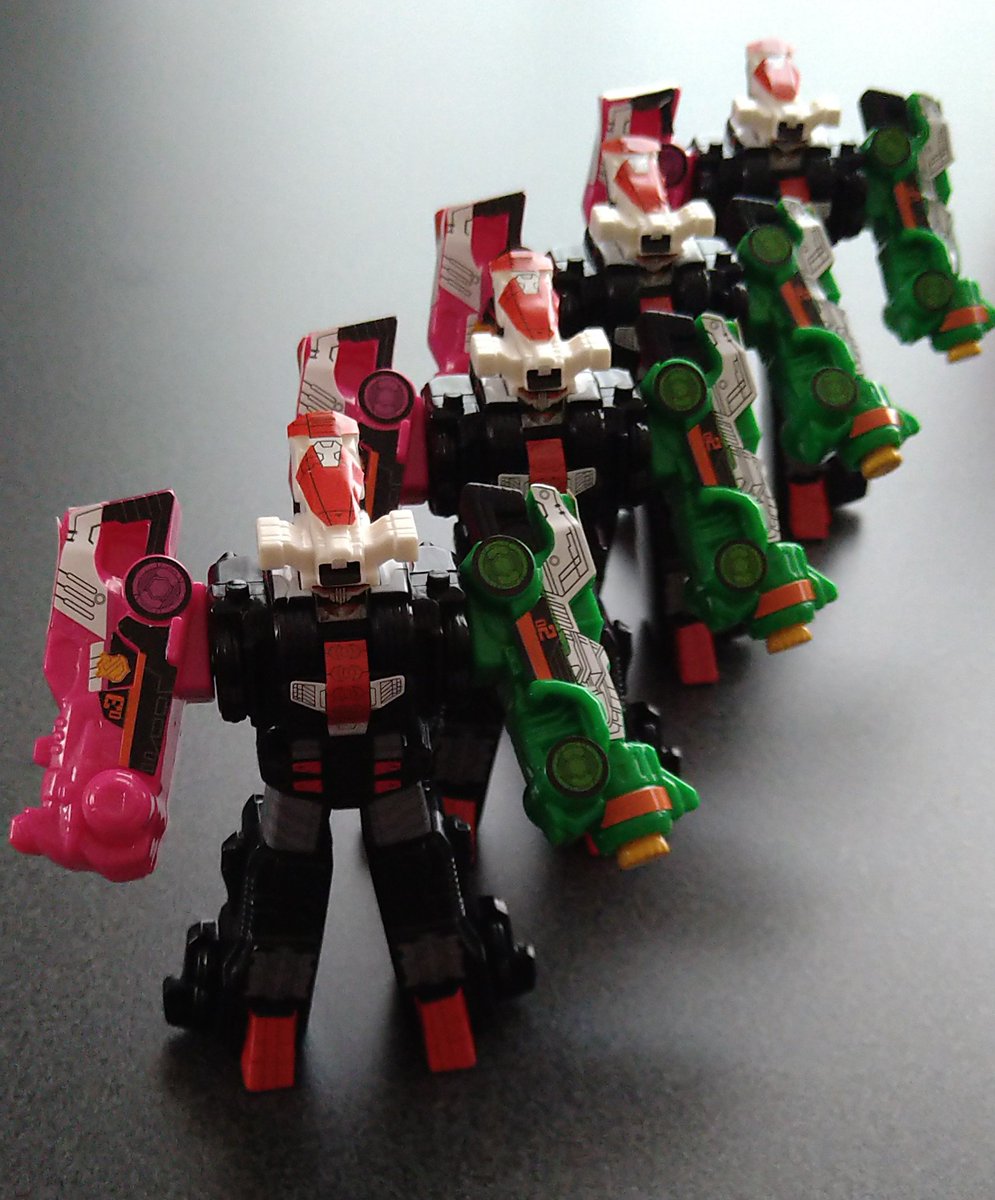 ウルトラマンrabbit マクドナルドのハッピーセットに付いてたおもちゃ 戦隊ヒーローのロボかな 鬼滅の刃シール目的で4つ貰ったんだが いや まさか全部被るとはね W 笑えたなぁ W なんかいい味出してるし