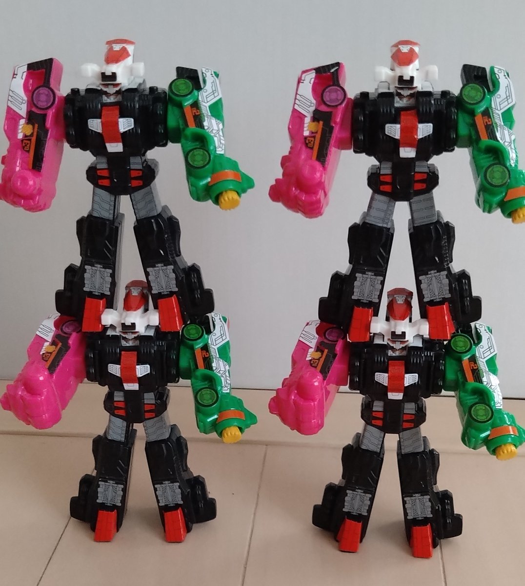 ウルトラマンrabbit マクドナルドのハッピーセットに付いてたおもちゃ 戦隊ヒーローのロボかな 鬼滅の刃シール目的で4つ貰ったんだが いや まさか全部被るとはね W 笑えたなぁ W なんかいい味出してるし