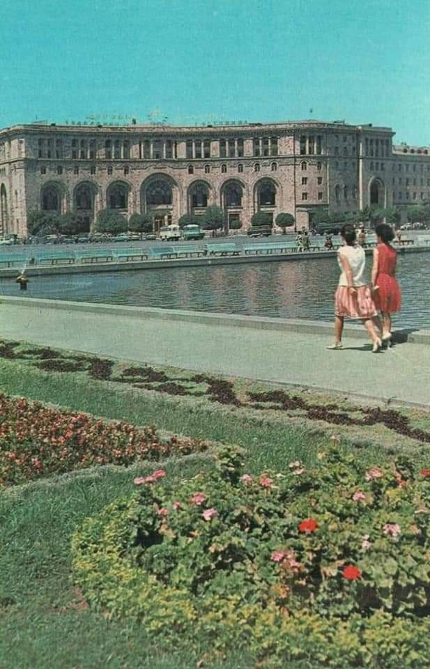 marinemelqonian's tweet photo. 📍Yerevan, 1960's 💚 https://t.co/PgfkEV1OU9