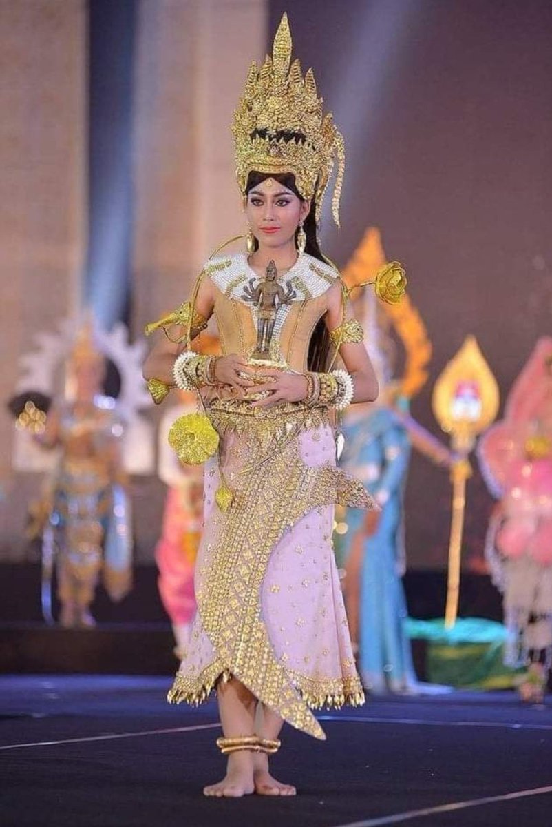 Hindu_Eternity's tweet photo. Why can't we have this kind of beauty pageant here in Bharatvarsh where "Shri Vishunu" takes incarnation?

She is miss Cambodia 2020 who is wearing Apsara Angkor costume with Statue of Shri Vishnu in her hands 🙏

Why are we lost ? https://t.co/oRIvEvdpRk