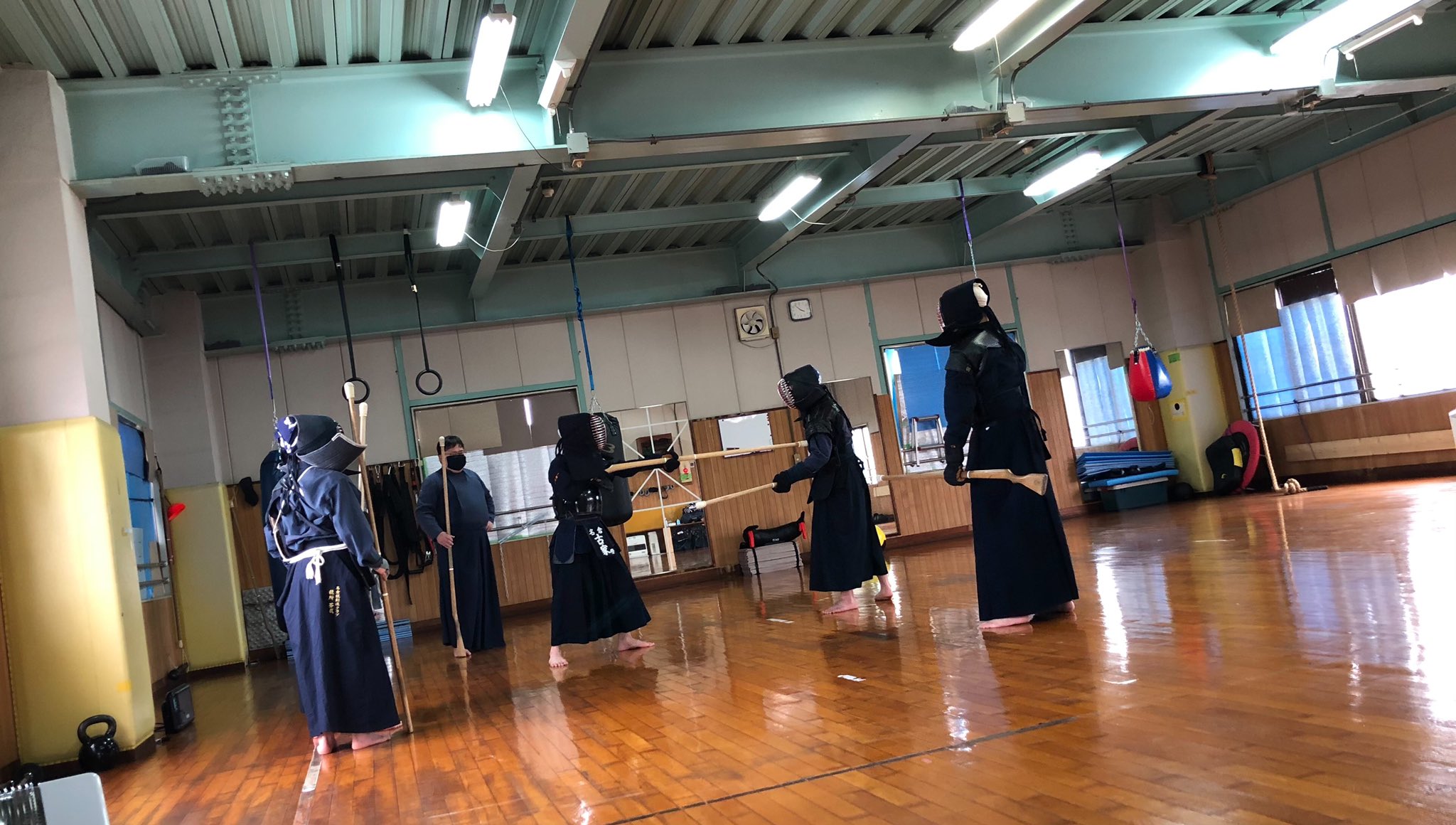 Night Train 今日は大阪府銃剣道連盟のs八段を招いて稽古しました 普段とは違った稽古ができてよかったです 銃剣道 短剣道 T Co 7o2unanbx7 Twitter