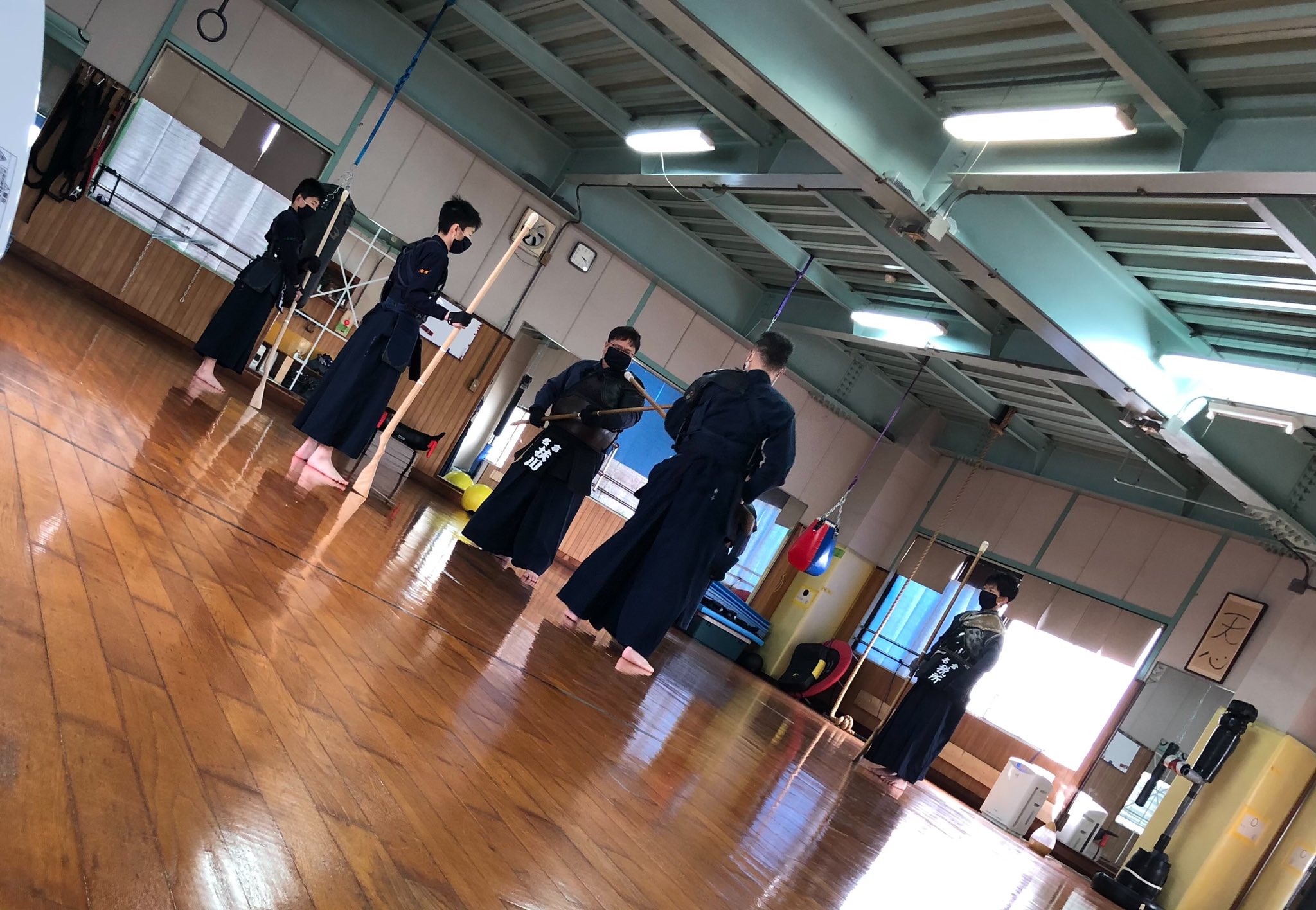 Night Train 今日は大阪府銃剣道連盟のs八段を招いて稽古しました 普段とは違った稽古ができてよかったです 銃剣道 短剣道 T Co 7o2unanbx7 Twitter