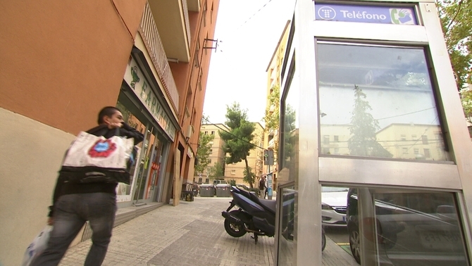 L'última cabina de Barcelona es conservarà finalment com a punt d'intercanvi de llibres
bit.ly/3ekwjHI