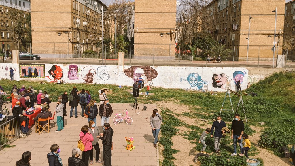 igoiz17's tweet photo. Torrero pinta de manera colectiva un mural feminista de más de 20 metros, inspirado en el de Ciudad Lineal que la ultraderecha madrileña pretendió eliminar sin conseguirlo gracias a la movilización social. Un acto organizado por la @avvenecia con motivo del #8M2021 https://t.co/okRgjPHQU8