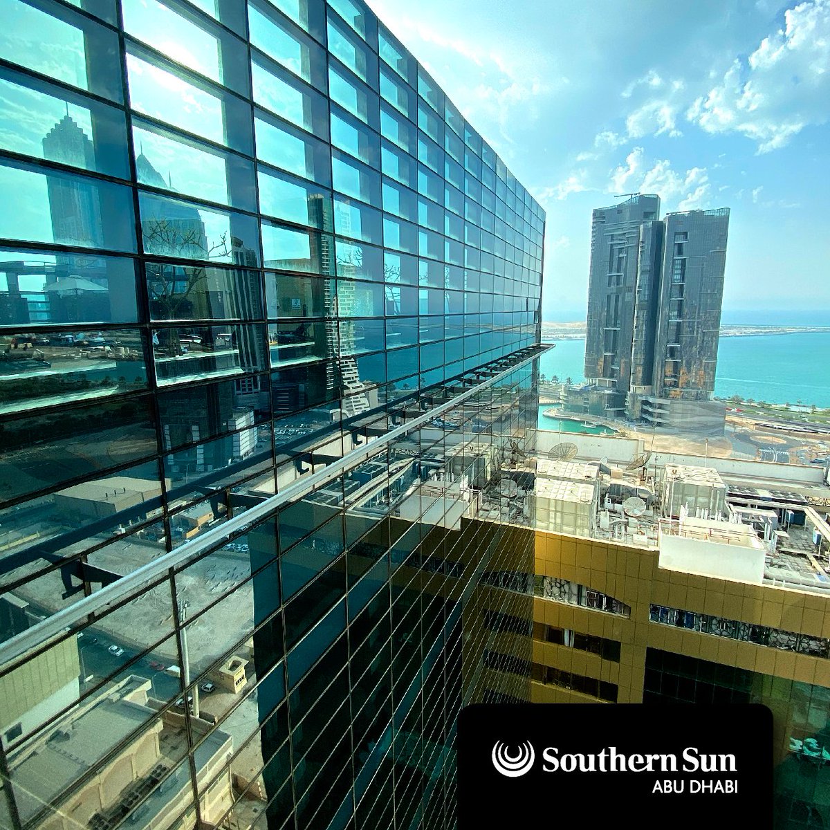 Enjoy the view from the 27th floor with free flowing drinks and a sharing platter of Nachos at Hytes.
Our Free-flow package is available daily from 8pm to 11pm for only AED 149 per person.  Please call 02 8184888 to reserve your table.
#freeflowing #drinkresponsibly #inabudhabi