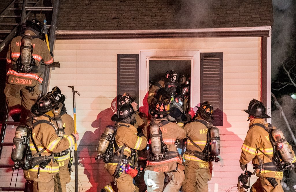 NashuaTelegraph's tweet photo. Victim pulled from burning building in Nashua @NashuaTelegraph https://t.co/Q4meny1Hkc https://t.co/RR3MrMwDet
