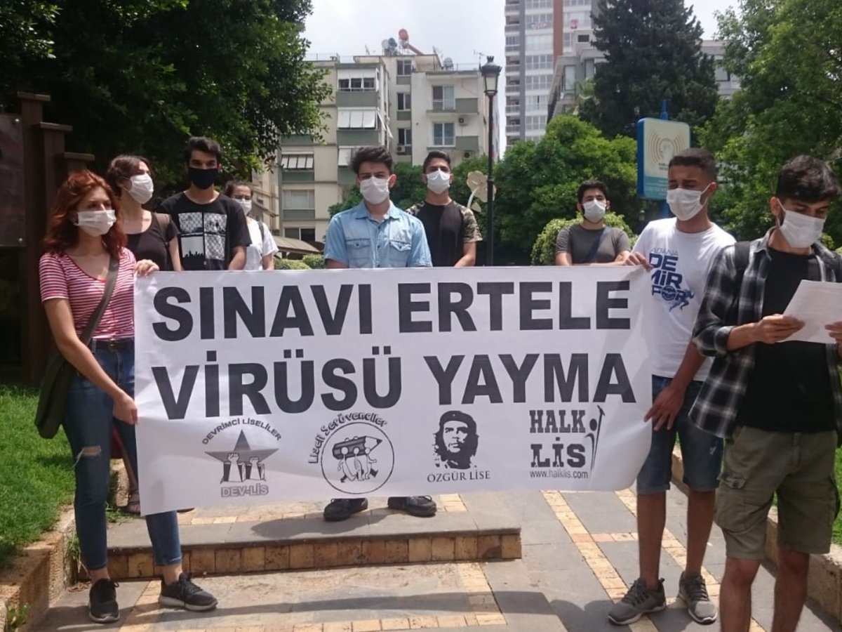 #öğrencilerölmekistemiyor
Arkadaşlar madem iptal etmiyorlar erteleme isteyelim vaka sayılarında ciddi sayıda artış var yayabilirsek iyi olur