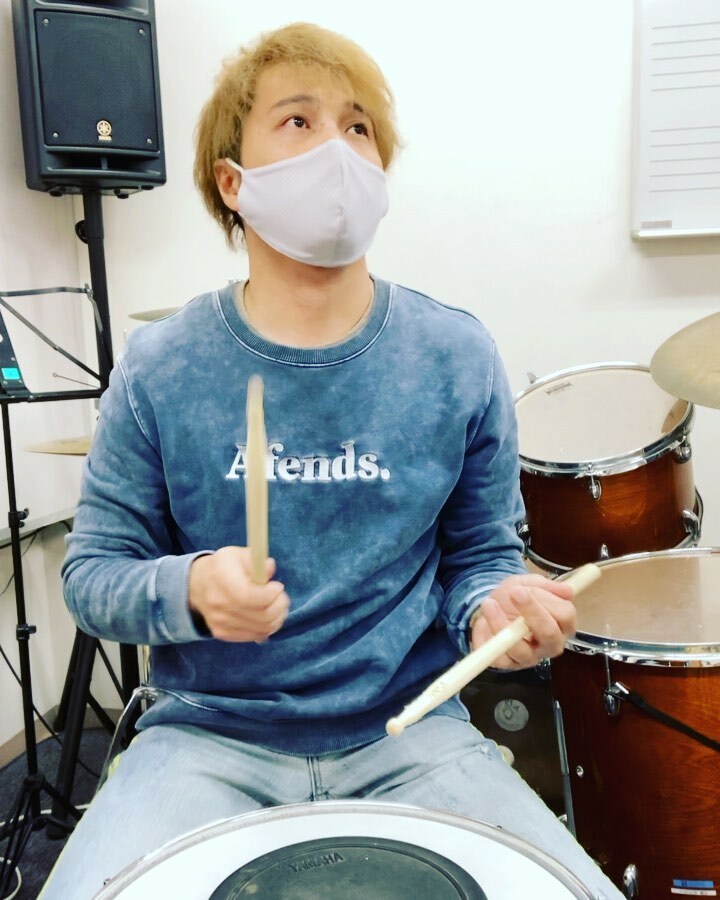 U16beat's tweet photo. 久々に暗譜してやってみた!
〜1日1ルーディメンツ〜
AAD31→♪=200
#willcoxon
#allamericandrummer
#毎日投稿
#everyday
#rudiment
#drummer
#ルーディメンツ
#ドラマー
#筋トレ
#茅ヶ崎
#サーフィン
#surf
#afends
#9thhole
#circlejoint
#三寅
#soundtracks
#yamaha
#zildjian
#lerni https://t.co/IMaXAIrnhl