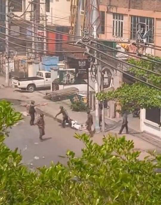 The Junta's Terrorists beat up a peacefully protesting medical student and dragging him.
We strongly condemn these terrorist activities and violent acts!!!

#Mar7Coup
#WhatsHappeningInMyanmar