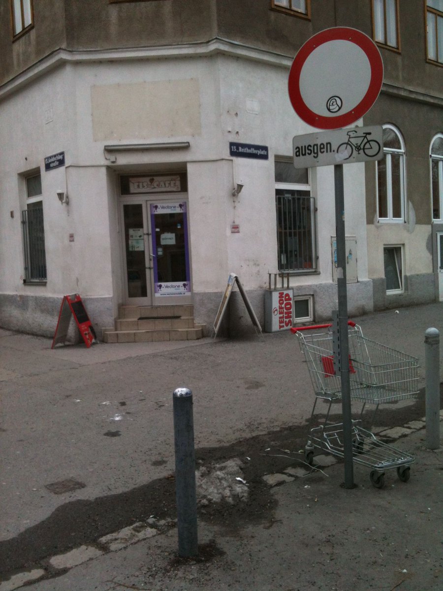 Wagerlkunst's tweet photo. #Einkaufswagenkunst 1150 #Wien Reithofferplatz – Ich würde lieber mal ausrutschen, als den #Feinstaub durch den #Rollsplitt einzuatmen... https://t.co/sIDezf3CPq