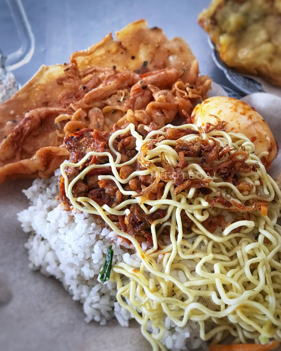 infotegal's tweet photo. Ada yang bisa menebak berapa jumlah lauk dan jumlah nasinya? Coba perhatikan baik-baik. 

Nah kalau sudah diperhatikan, apakah ada yang merasa ingin makan pongset malam-malam? 😂. 

#Tegal #Slawi #infotegal #kulinertegal #tegalculinary https://t.co/OY4Uz9x1Sm