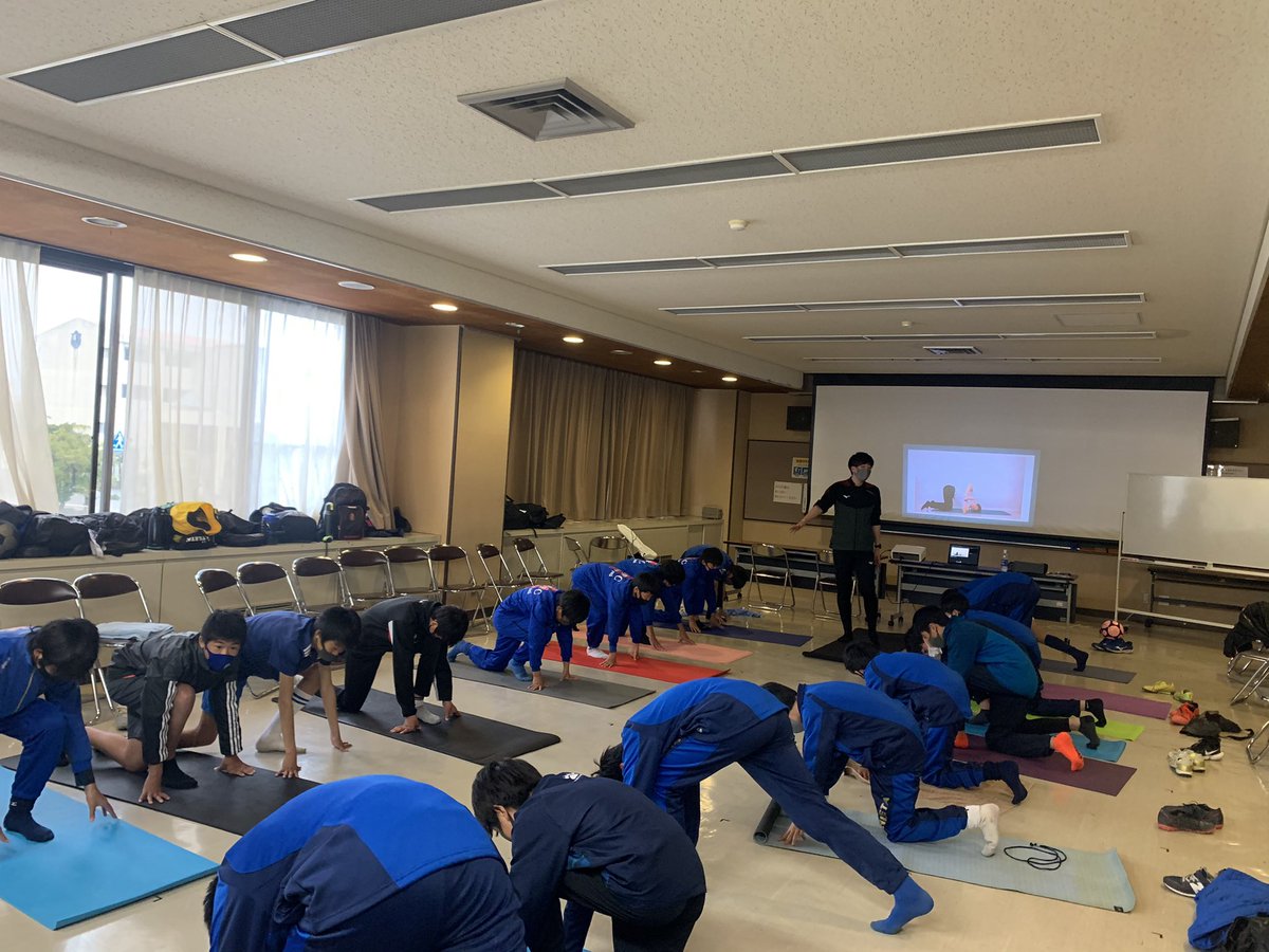 東海fc アカデミー公式 On Twitter U 13 ストレッチ講習会 椎原トレーナーによるストレッチの講習会を受講しました ストレッチの大切さやパフォーマンスを向上させるために何が必要なのかを学ぶ良い機会になりました 柔軟性を高め怪我をしない体づくりを