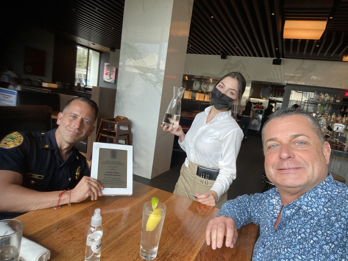 MOBILEMIKE_'s tweet image. Early morning #CommunityServiceAward thank you very much to the  City of #MiamiPoliceDepartment @mpdpolice thank you for the partnership @fredvic @cityofmiami @miamifirerescue #TakingGunsOffTheStreets