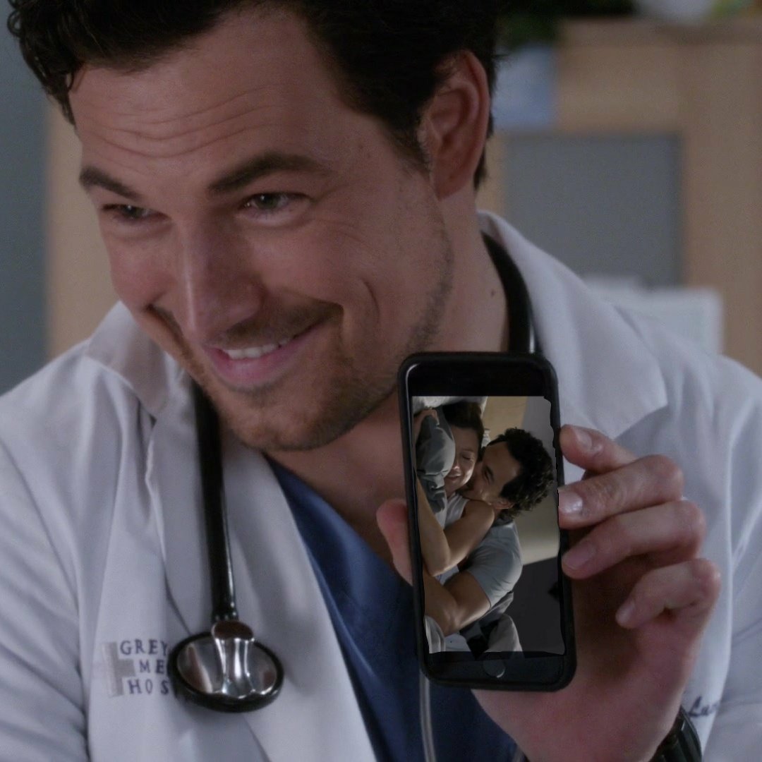 AITSeeb's tweet photo. No one
Not a single soul...
Deluca : This is me and my wife
ππ€... Happy Sunday Merluca lovers and haters.... #GreysAnatomy returns this week. https://t.co/KneT4KSTZk
