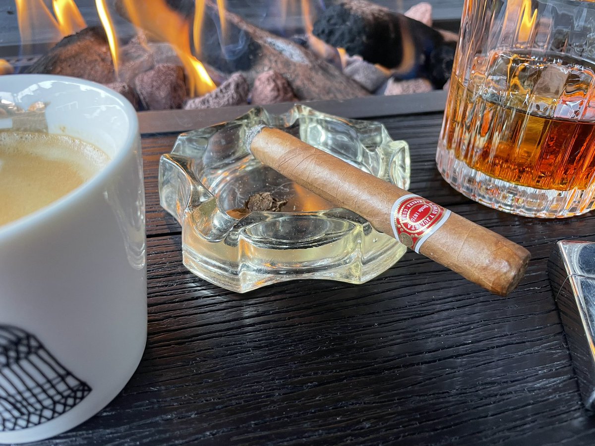 Lobby4Smokers's tweet photo. It was time for that Sunday chill moment. Kids out playing or sleeping. That leaves time for daddy to light up a #cigar. https://t.co/mOftnTB9px