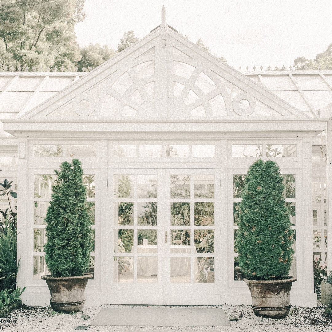 Greenhouse love! Today on the blog...15 stunning #greenhouses that I dream about over and over again: frenchcreekfarmhouse.com/2021/03/greenh…

#gardeningismytherapy #plantlady