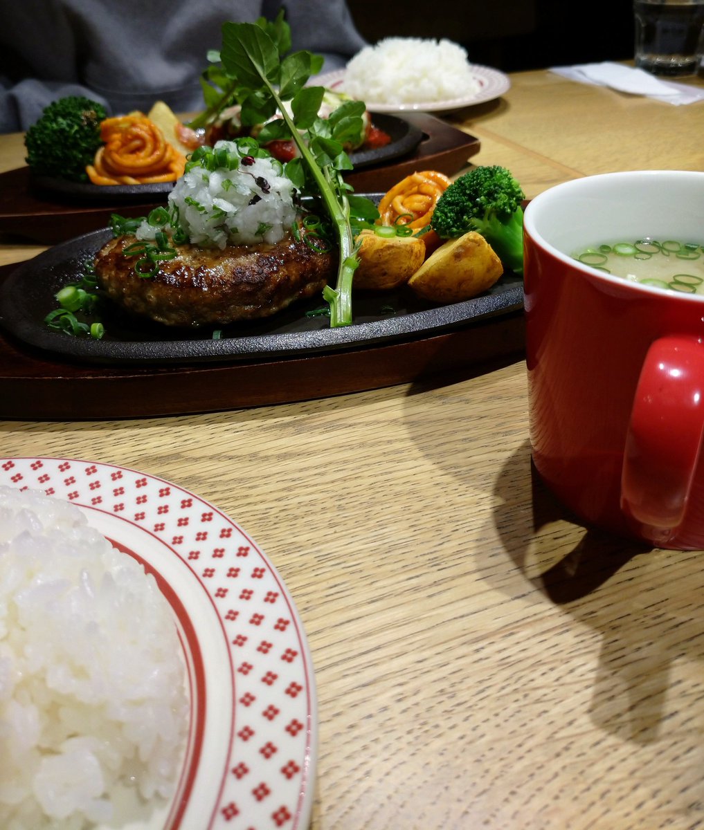 ミキ W 長町のhachiで夜ご飯 大粒カキフライ 鬼おろしハンバーグ ティラミス 丸パンはお持ち帰り ハンバーグは大きさ選べるよ Hachiといえば だけど ティラミス食べてみた んまい カキフライも本当に大きくて最高 クーポンも