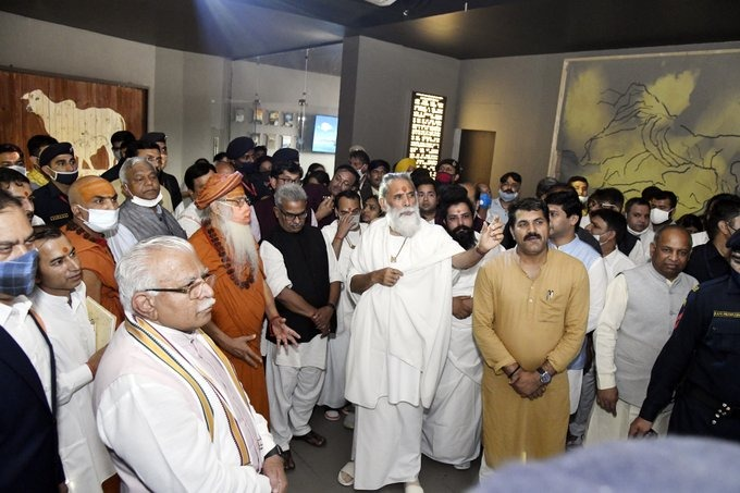 mlkhattar's tweet photo. श्रीमद्भगवद्‌गीता में जीवन का सार छुपा है, इस पवित्र ग्रंथ से हमें सही जीवन जी��े का ज्ञान मिलता है।

आज गीता ज्ञान संस्थानम केंद्र, कुरुक्षेत्र में गीता संग्रहालय एवं म्यूज़ियम के प्रांरभिक चरण का उद्घाटन किया। इसमें गीता से जुड़े स्मरणीय तथ्यों के महत्व को दर्शाया गया है। https://t.co/89KbbGnqsk
