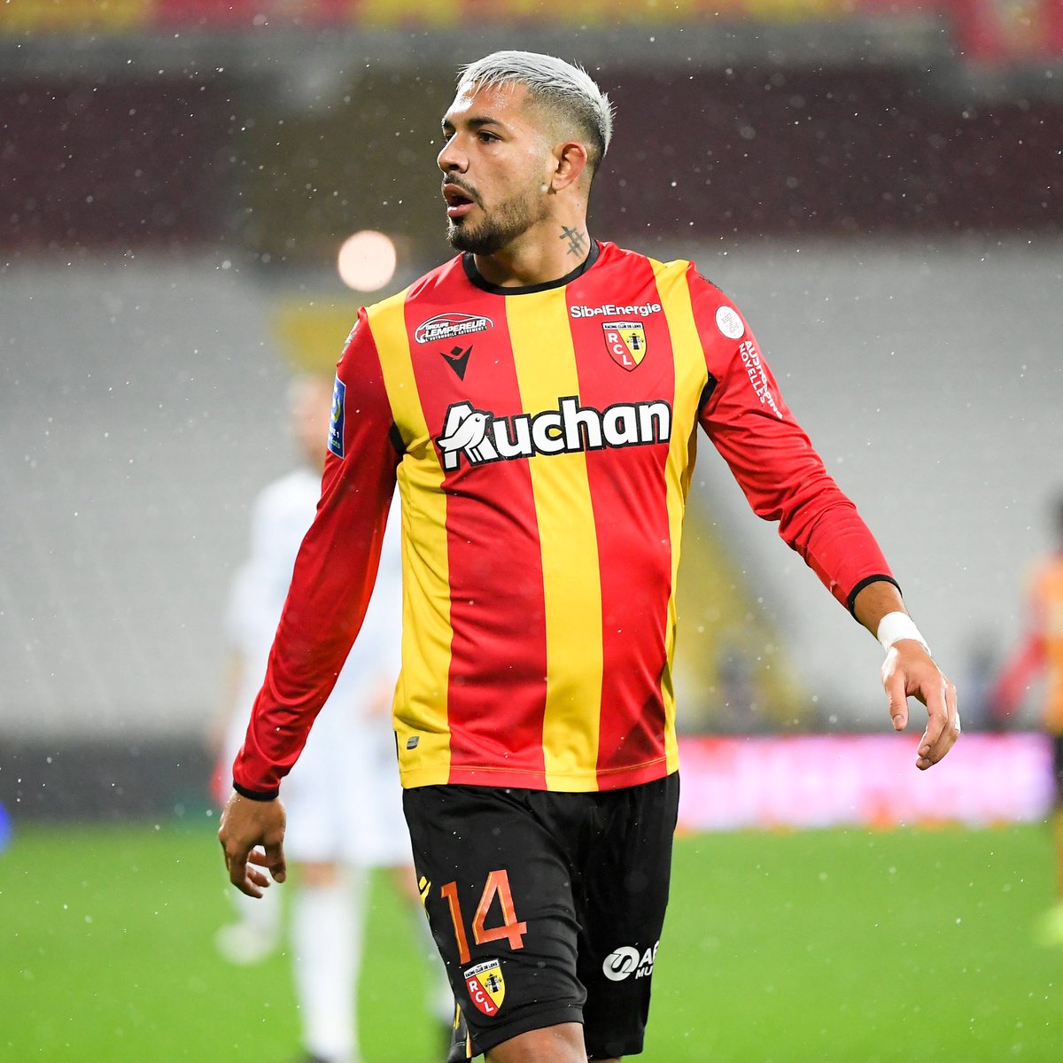 Ligue1_ESP's tweet photo. El gol de Facundo Medina 🇦🇷 no fue suficiente para el @RCLens ante el Red Star, que le remontó para eliminarlo de la @coupedefrance (3-2). Wuilker Fariñez 🇻🇪 fue el arquero titular. #REDRCL https://t.co/GXMgyNM5wL