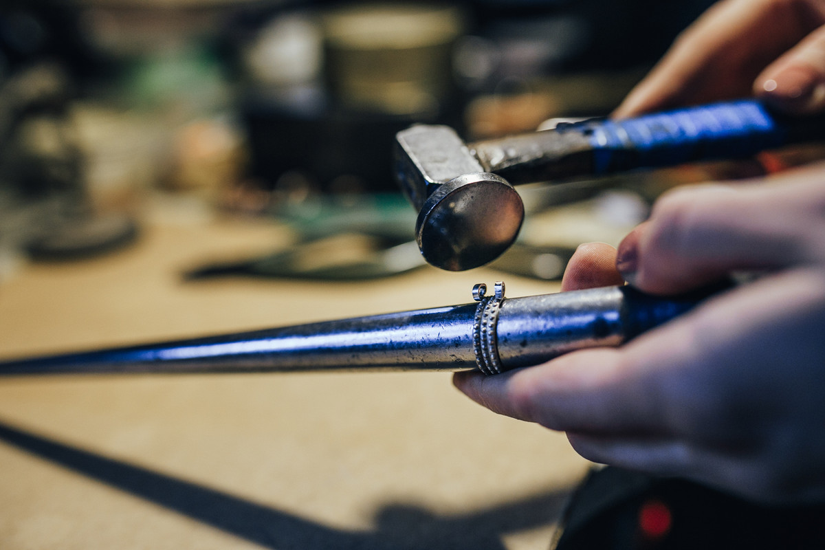 AmberLaces's tweet photo. Walk around my workshop!
Do you see the blue tape wrapped around the stem of this hammer? 
The instruments serve a long time and must sometimes be repaired. https://t.co/6EGAdGTzAj https://t.co/nb0Y0A8leq